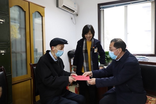 集團(tuán)黨委委員、職工董事、工會(huì)主席武勇 一行到華西安裝公司走訪慰問